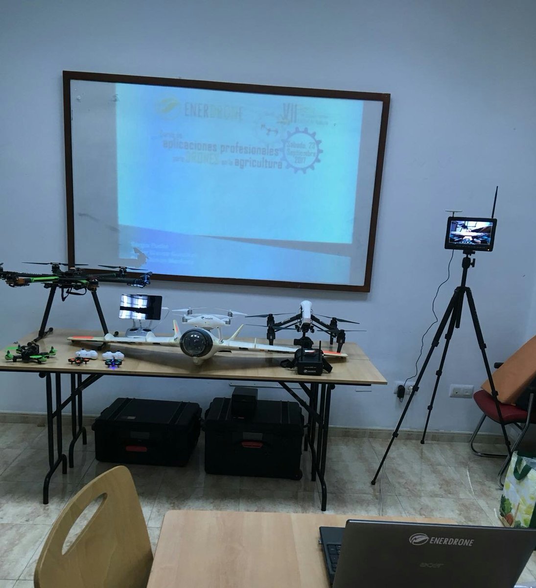 ENERDRONE's tweet photo. A punto de comenzar jornada #drone en @CamaraAndujar @aytoandujar #feriamultisectorialandujar. OS esperamos..@ENERDRONE https://t.co/jvjWvPR8s5