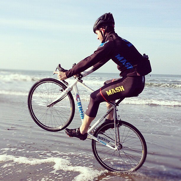BrightCycling's tweet photo. The right way to go to the beach
.
Photo by @garrett_chow | Rider: @dylanbuffington
.
#bicycle #bicicleta #cyclist… https://t.co/w1vvoOEAwB https://t.co/N7A6DvCtkK