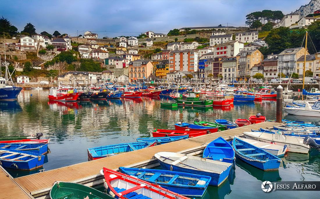 Lo primero que llama la atención en Luarca es el blanco, por eso se la conoce como la Villa Blanca de la Costa Verde ow.ly/s0qw30floGz