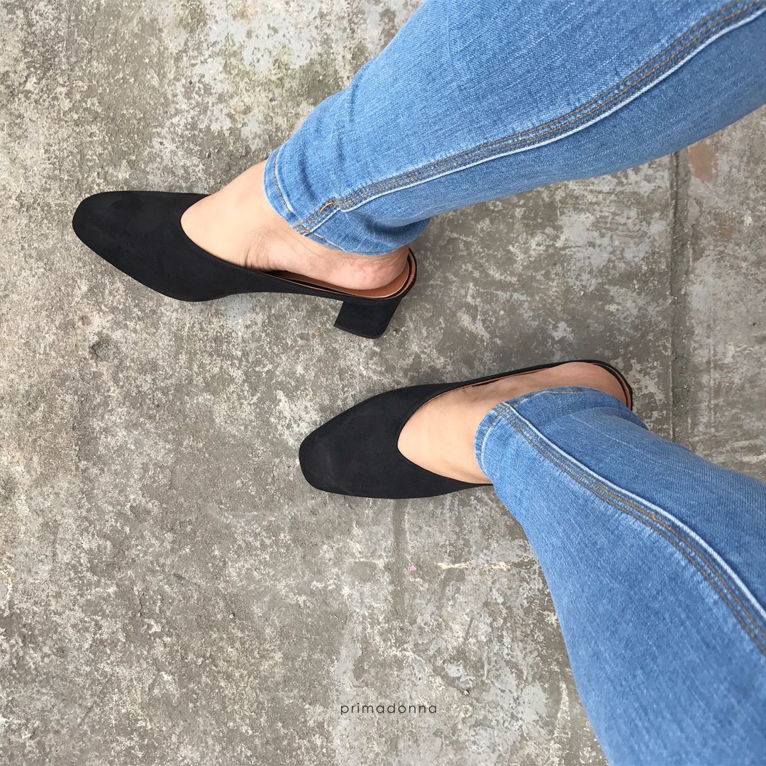 PrimadonnaPH's tweet photo. It’s Saturday night and we feel like going out in our classic jeans and slide shoes 🖤👖

#Primadonna #PrimadonnaPH https://t.co/MFoe3qCICA