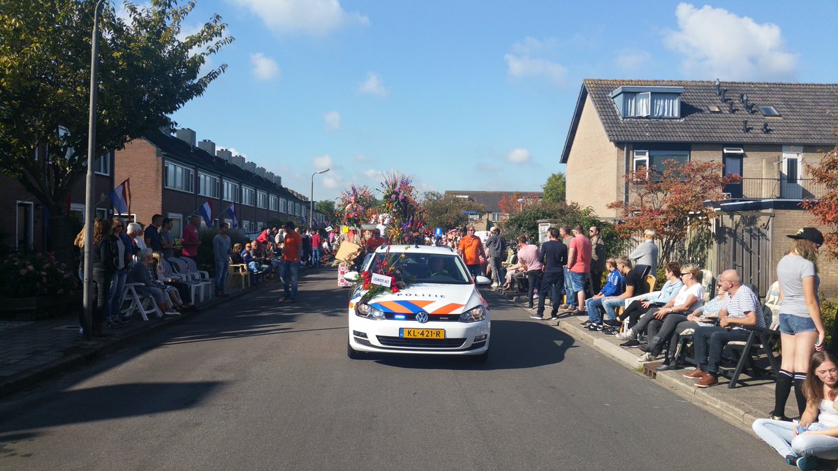 POL_KaagenBrssm's tweet photo. #Roelofarendsveen - we zijn inmiddels al weer een paar uur aanwezig bij de Veense kermisweek #vk17 - nu het bloemencorso in de stralende zon https://t.co/gziRxrSdEj