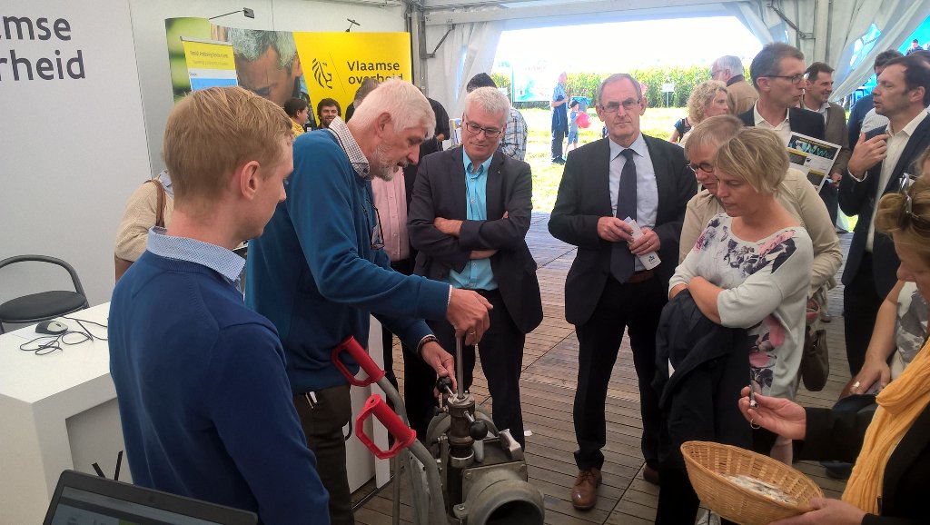 Toelichting door <a href="/VLMtweet/">Vlaamse Landmaatschappij</a> aan <a href="/JokeSchauvliege/">Joke Schauvliege</a> gebruik zijbuisapparaat vr mestanalyses