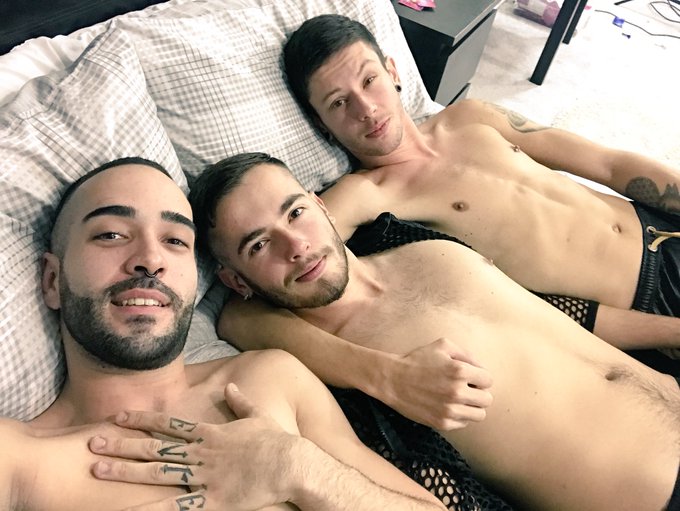 1 pic. Threesome time! Going to destetó @DavidLucaXxX with @SibleyXavierXXX VENGA venga puta @BlakeMasonUK