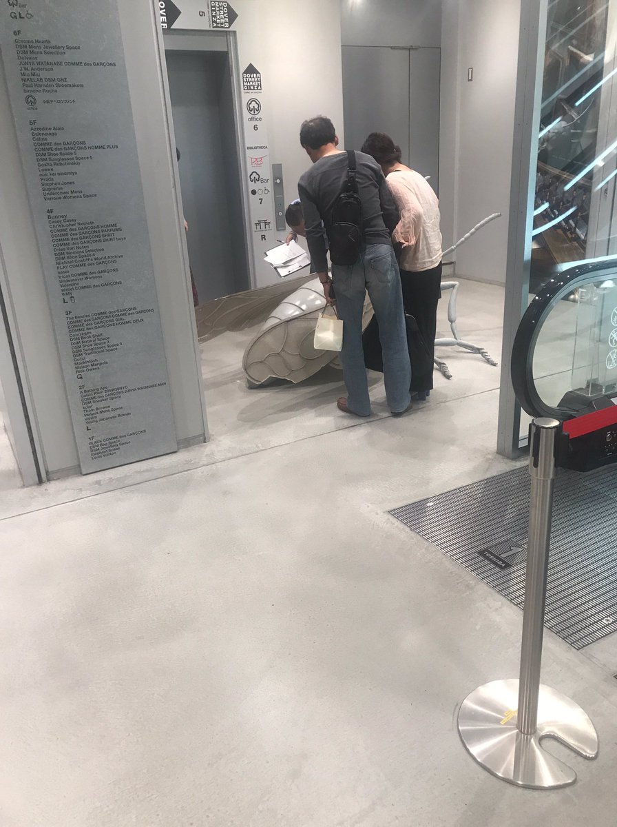 鉄火巻 日本人のおばさん 推定40歳 がドーバー1階の蜂にまたがり 写真撮影していた 蜂は重さに耐え切れなくなり 足が折れ おばさんは吹き飛ばされ いたーーい と大声で叫び 50歳ぐらいの店員が いやーそれはないでしょ とガチギレ インスタ映え