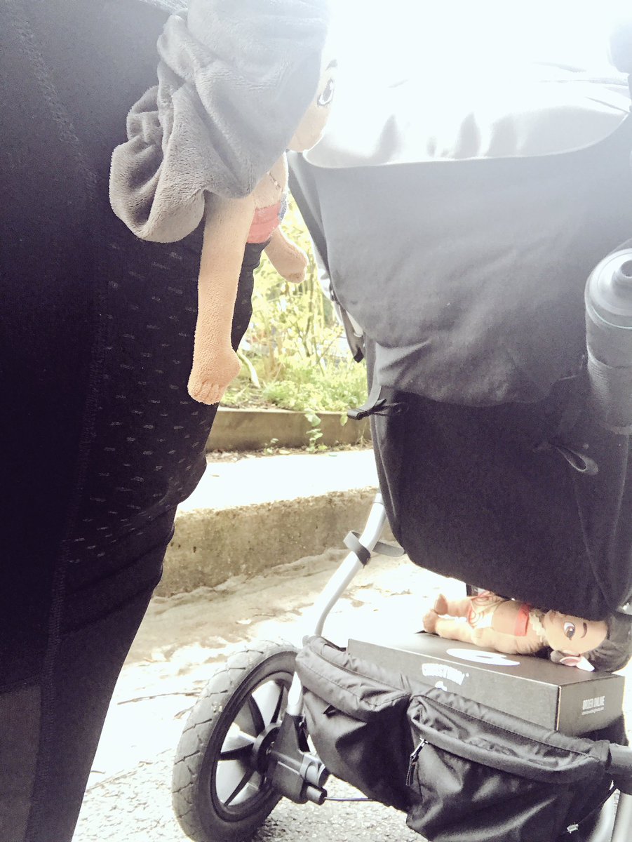 ErinJasyoga's tweet photo. Just me and the Moanas going for a run with our box of @CrosstownDough. Related: @oiselle Pocket Jogger Tights 👌#motherrunner #realrunning https://t.co/4H10MpwVvJ