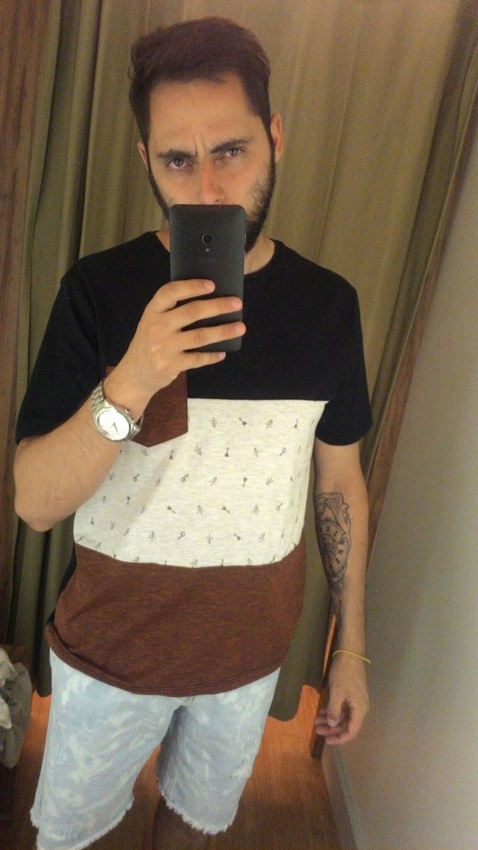 PipoAlibi's tweet photo. Aquela foto pra ver qual roupa valiosa eu vou usar! https://t.co/9XGkUmOEmy