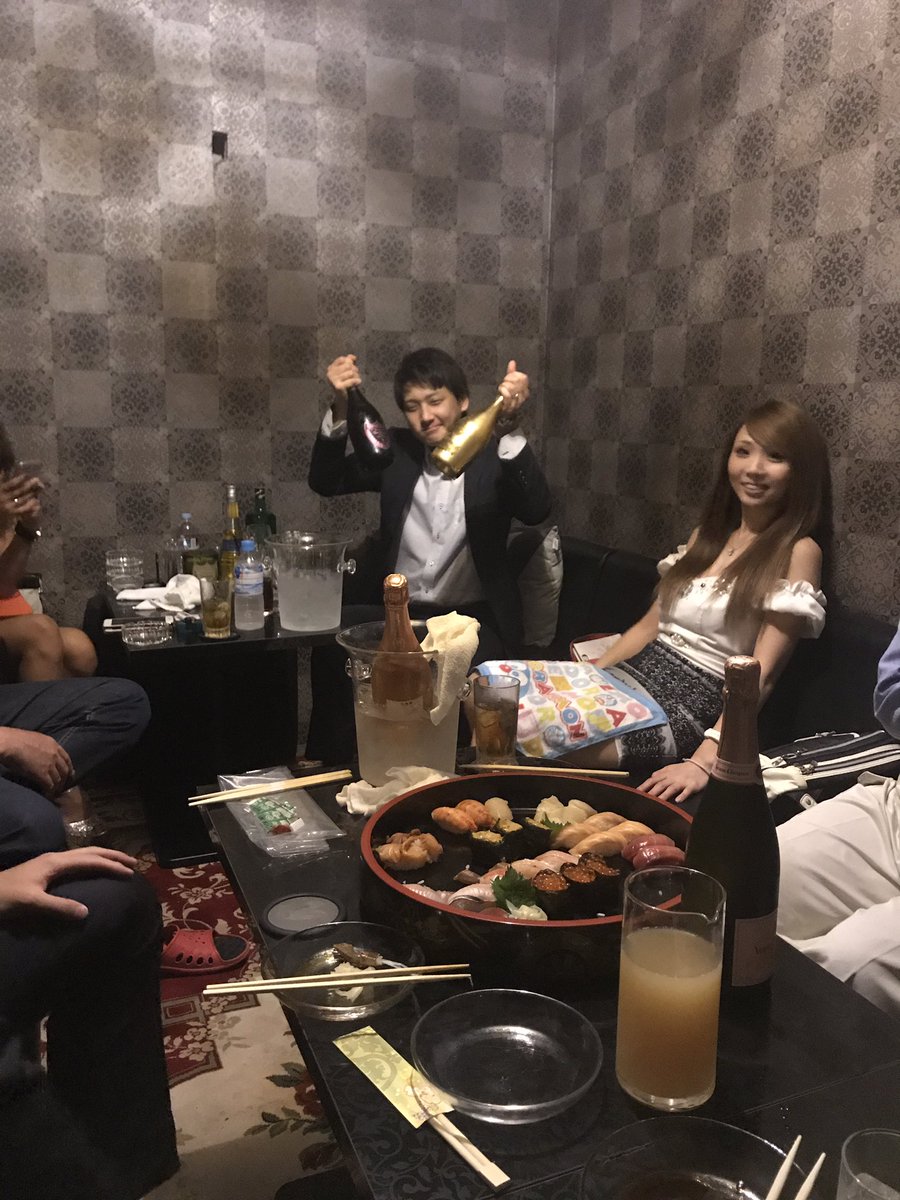 CLUBAILE's tweet image. CLUBAILE本日も元気に営業します。

そーいえばあつしくん開店おめでとう。派手なパーティになりました👍👍
これから頑張ってください！！
今日も元気に行きましょ😍😍😍