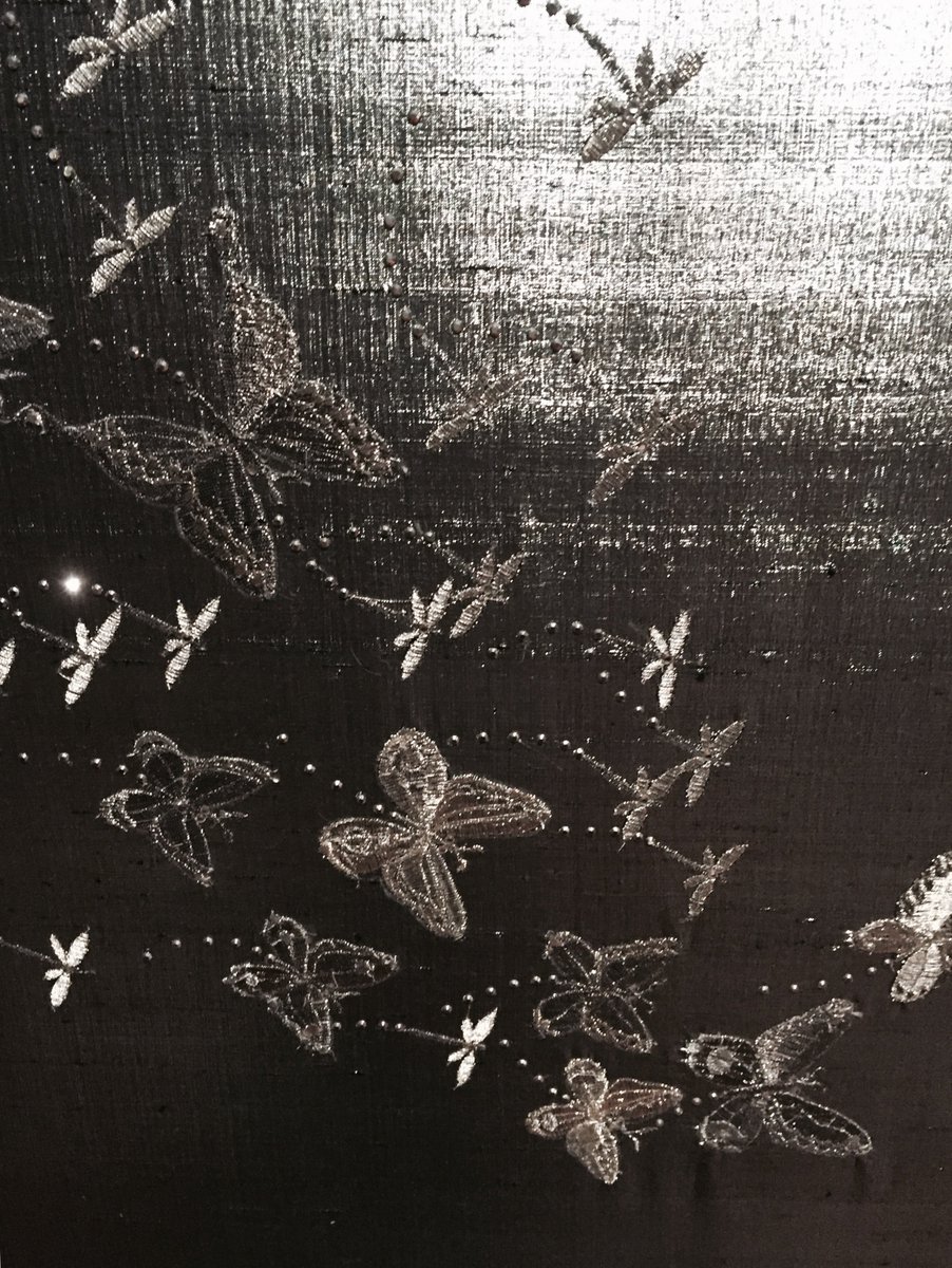 ウッドワン美術館 ウッドワン美術館のタグチアートコレクション展で展示中 イタリア出身の作家アンジェロ フィロメーノ 騎士と死と 悪魔 アルブレヒト デューラーのエングレーヴィングによる シルクに刺繍が施され 随所に縫い散りばめられた