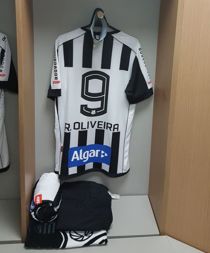 Manto sagrado preparado. O goleiro Vanderlei vai estrear seu novo uniforme! #AquiÉSantos #PALxSAN