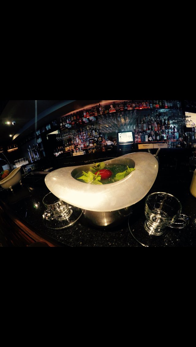 Candlelightbar1's tweet photo. Saturday night and we're feeling alright! #cocktailsbycandlelight https://t.co/KrfJagJYy7