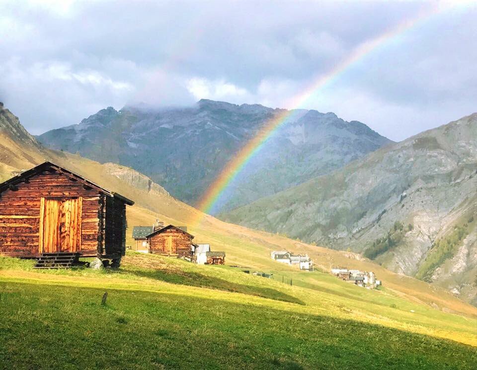 Sii un arcobaleno nella nuvola di qualcun altro 🌈💗🌦 

Be a rainbow in someone's cloud 🌈😁🌦 #Trepalle #Livigno