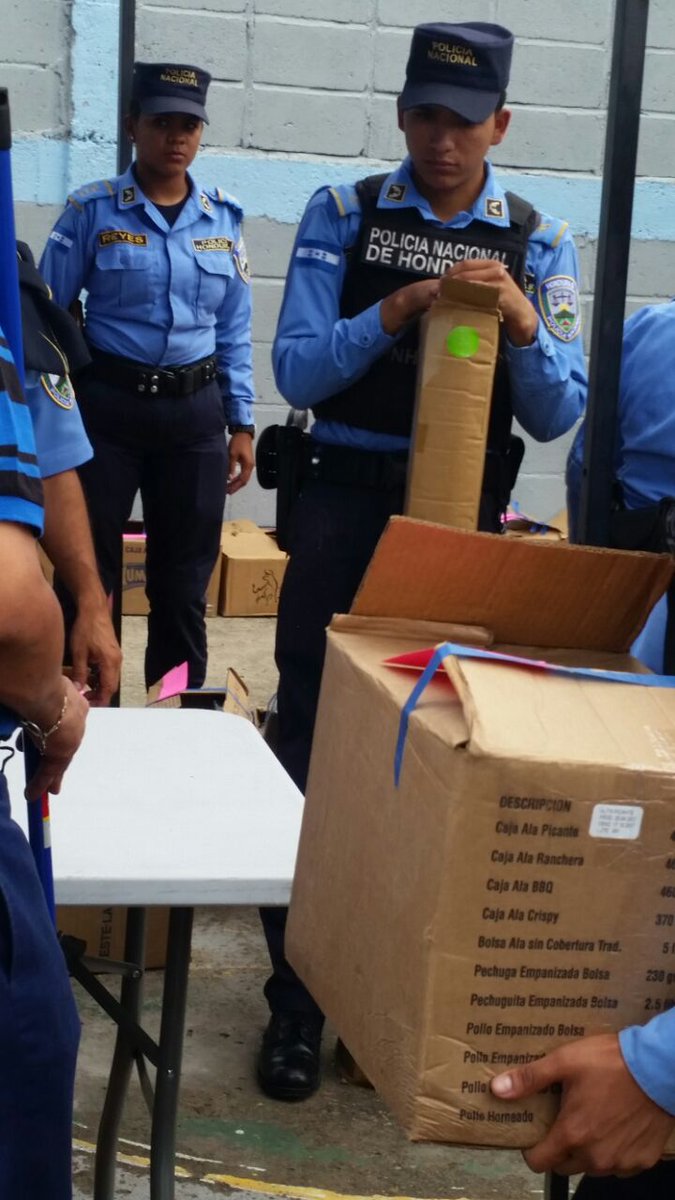 PoliciaHonduras's tweet photo. Proyecto #PintaTuCasa es llevado hasta la col. #Divanna de #TGU #MásCercaDeTi https://t.co/JezwUvOFI7