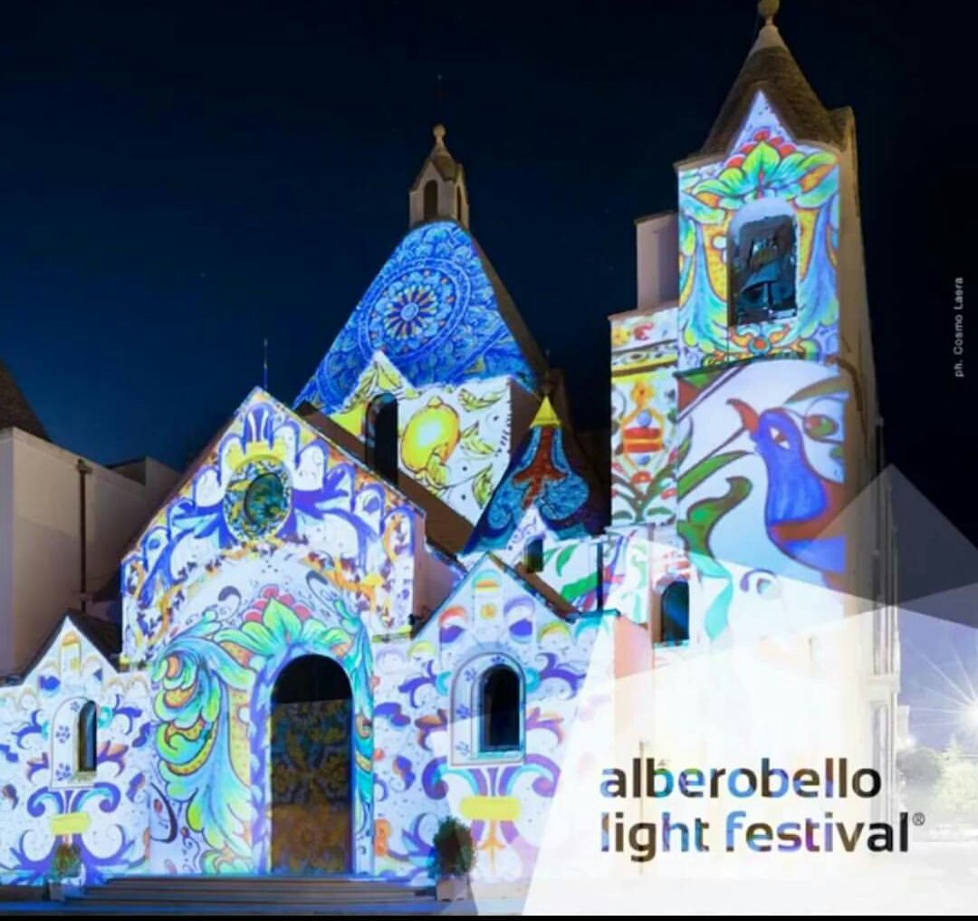 Da stasera i bianchi trulli di #Alberobello si illumineranno con i vivaci colori dell'Alberobello Light Festival.