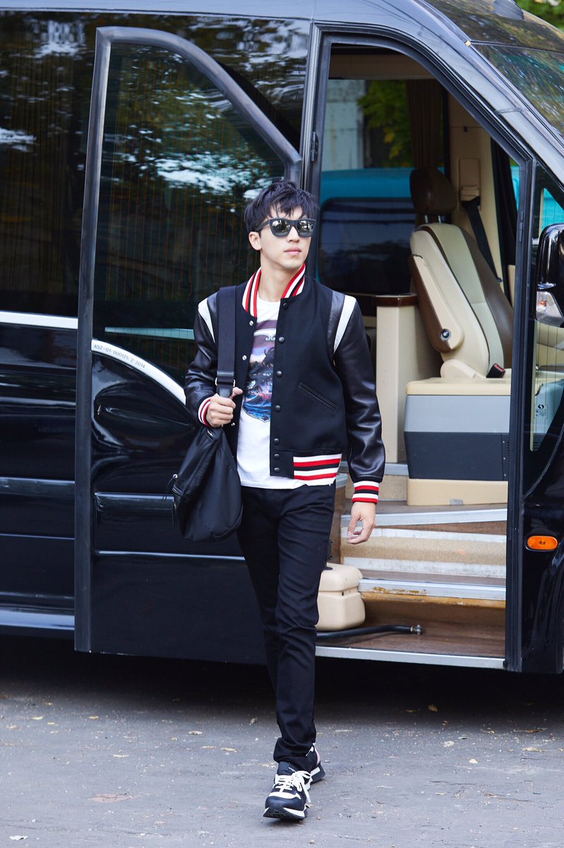 zhoutokyo's tweet photo. ハンガリーで只今映画の撮影中のティミーは再び GIVENCHY からの招待を受け、GIVENCHY 2018 S/S のパリコレのショー観覧に向かう為、空港へ。

#weizhou #许魏洲 #xuweizhou #timmyxu https://t.co/mSxPoo4v2C