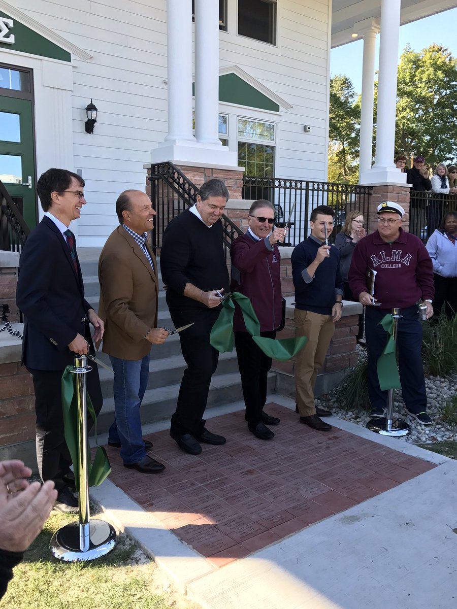 ZetaSigs's tweet photo. What a ceremony! Hail to the Green and Gold #ThankYou #TrueSigs https://t.co/mwFfEygqxs