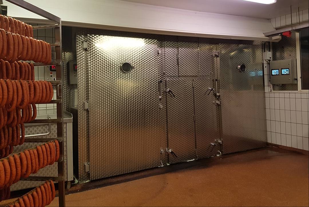 SlagerijvandeWe's tweet photo. Na een intensieve dagen van verbouwing; is dit het resultaat!!  nieuwe rookkasten. #toekomst #ambacht https://t.co/X1kI1ttvpR