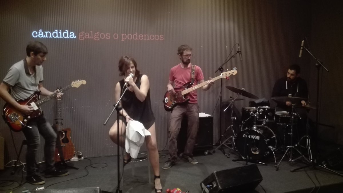 PlayValencia's tweet photo. Cándida prueba de sonido, a las 20 h. empezamos !!! https://t.co/vLyC2o1Rpf