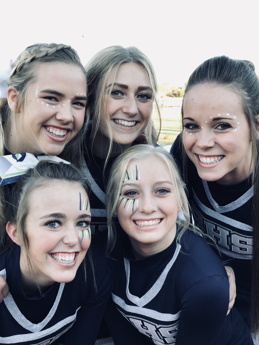 mary_lyons7's tweet photo. friday nights❤️ @_BaileyPeterson @abbyjohansen @brooklyn_joyce7 https://t.co/ROG3mJHID7