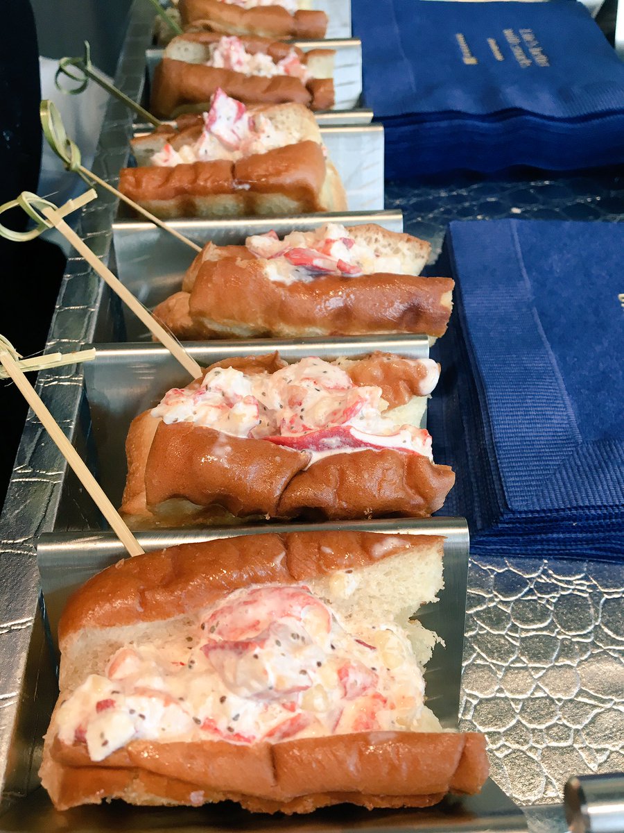 HillWilFly's tweet photo. 🙋🏻 yes please!! #unitedclub #BOS #shakenorstirred #beingunited https://t.co/aTQFE2fw4E