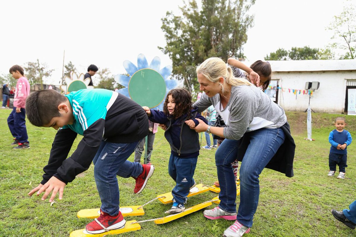 CeciMijich's tweet photo. Gran espiritu solidario d #LaMixta junto a @AbreRos en #EstacionPiamonte juegos y sonrisas! Gracias a choferes y trabajadores! @pitu_orrego https://t.co/g09UJRG8ha