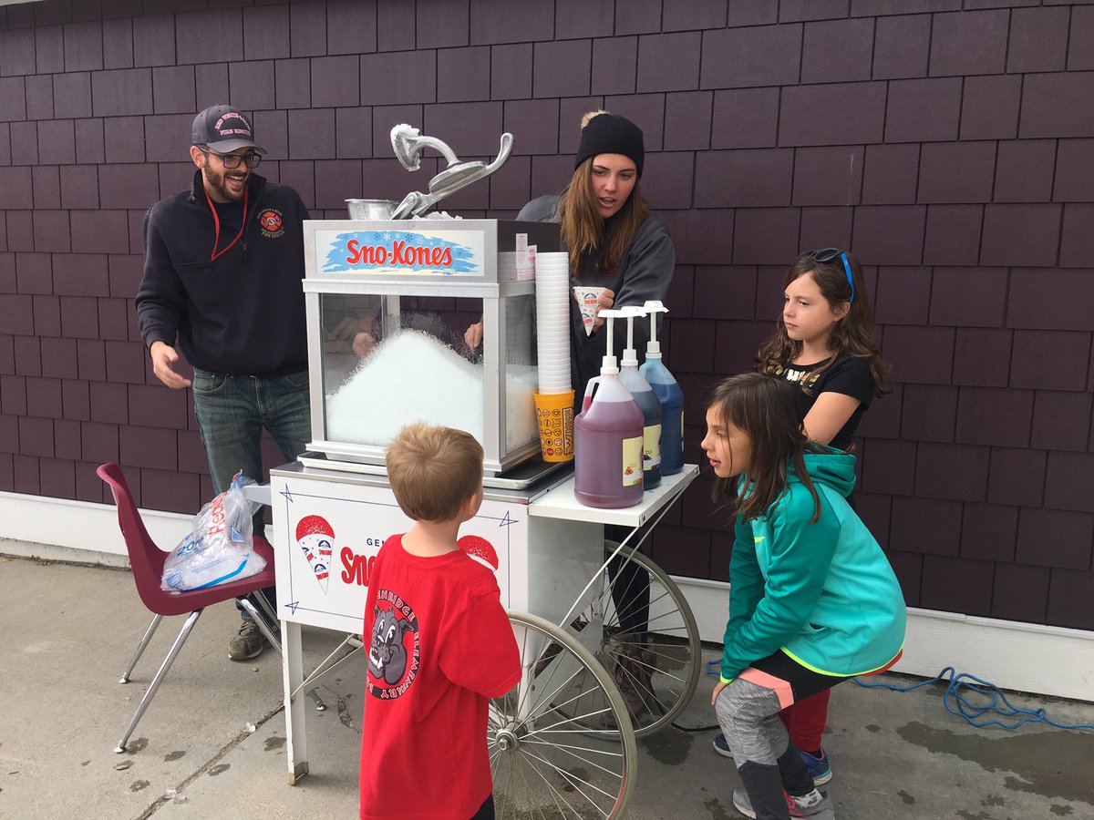 BraceBulldog's tweet photo. The annual Bulldog Shuffle was yesterday!Snocones and Sidewalk Chalk at the end of the day too! #strongcommunity #ssdedu #kidsneedtohavefun https://t.co/pcry0E5GfY
