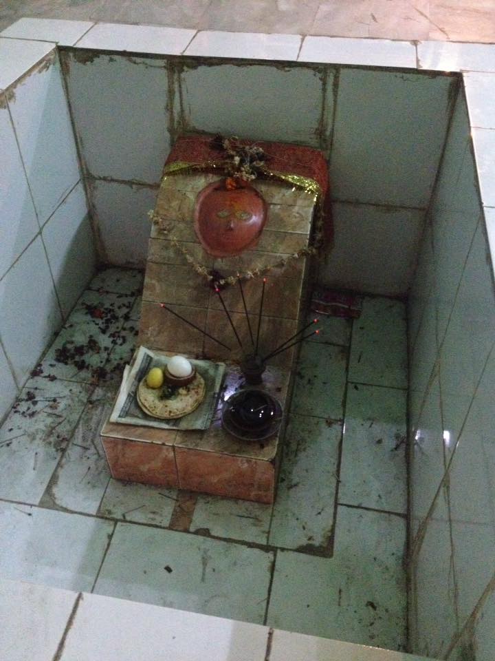 fehmidariaz's tweet photo. #Hindu temple & #Imambargah under same roof in #Karachi
#MariMata #MaiJanatKaTazia #AkberRoad #Downtown
#Karbala
Shia
Ashura
#muharram2017 https://t.co/9kXA3Pfamb