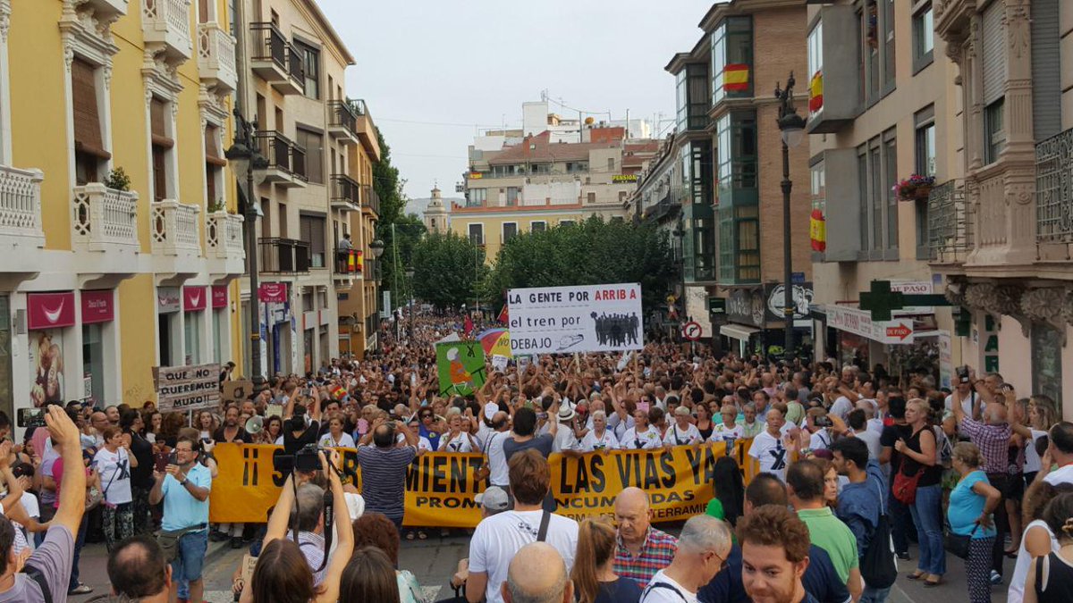 oscarburu's tweet photo. @JHdezAlbarracin Aquí estamos Sr Consejero. Cumpliendo con nuestra obligación. Haciendo bandera de la convivencia y de la gente #30SALasVias #NoAlMuroMurcia https://t.co/AVNbQ0xxDe