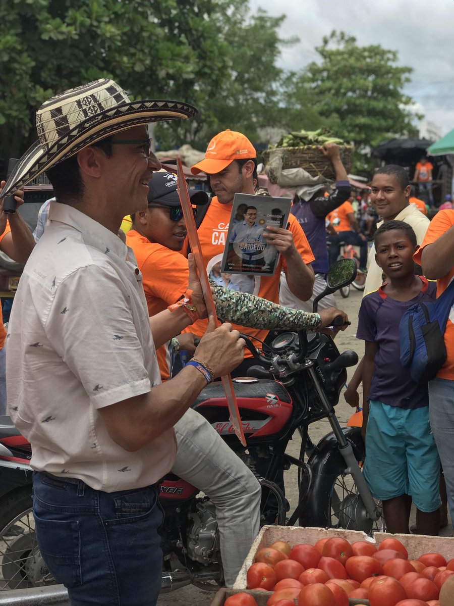 Cacr_16's tweet photo. Visitamos Fundación el Mercado público. #BusDelCambio @carlosecaicedo @fzciudadana #FirmeConCaicedo #FirmeConColombia https://t.co/leNGJUR0Cq