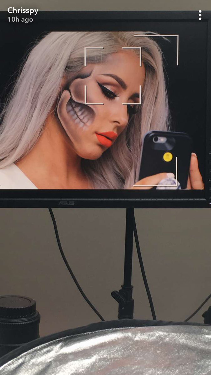 Wendyyyyyyy__'s tweet photo. Last year 1st look (2016) vs. this year 1st look (2017) La Chrisspy is in the zoneeeeeeeee @Chrisspymakeup ☠️🎃💀 🕸🕷 https://t.co/5jKBgV23lG