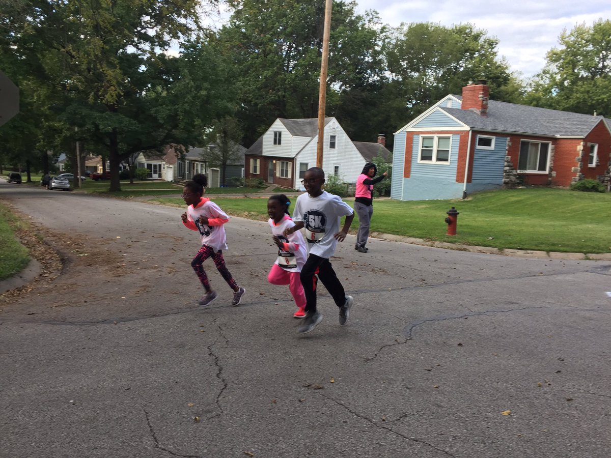 ICEBULLDOGS's tweet photo. Great day for a 5K!  Thank you Center Foundation for all that you do for CSD58 #CenterSD https://t.co/kcVLujJeSP