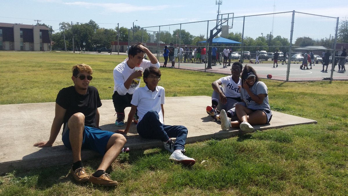 sjhmackey's tweet photo. 1st Annual Everman Color Run at Pittman Park in Everman going on now! #bulldogs https://t.co/bqmnxyHYsx
