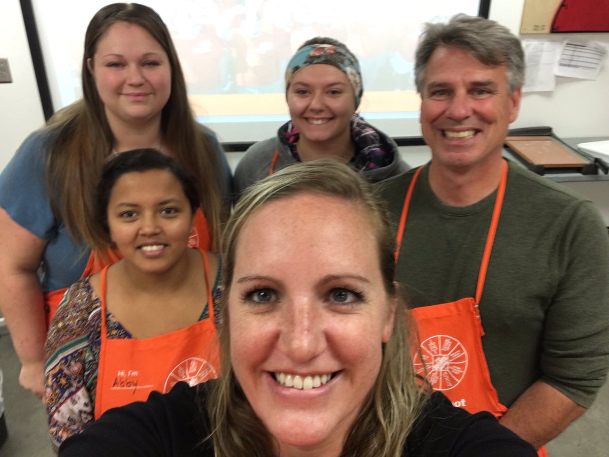jen6470's tweet photo. Welcome to the team! #orientation #fallhiring @ErinJelley @45thriller @PuksztaMartha @troyer_paige https://t.co/dY07lZezRv