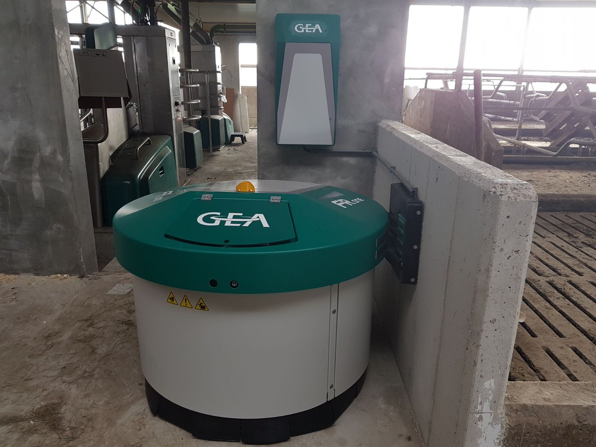 Bosmamt's tweet photo. Bij Hoekstra Nijelamer aan het monteren van 4x GEA Monobox melkrobot, 2x SRone mestrobot, 1x FRone voeraanschuifrobot en VCool 25m3 koeltank https://t.co/G6Yvm3aDMg