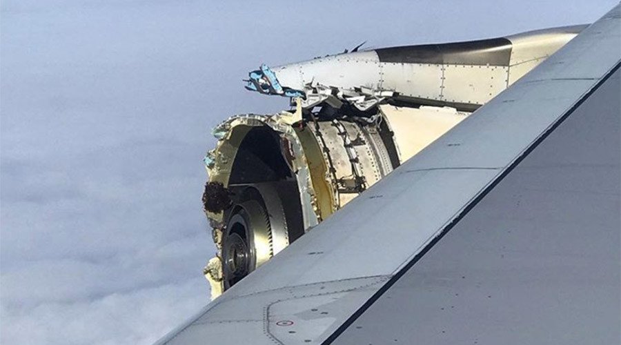 RT_com's tweet photo. Air France plane makes emergency landing after engine blows out over the Atlantic (VIDEO) https://t.co/d5BwODv56H https://t.co/1z8QxzTMin