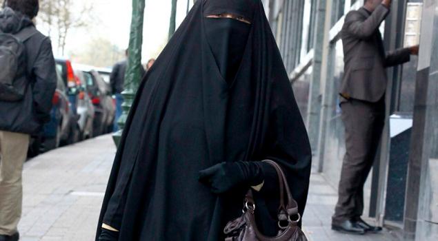 BURKAS AQUÍ NO, dicen en Austria, país donde una ley prohíbe utilizar dicha vestido en los espacios públicos bit.ly/2x4jPzJ