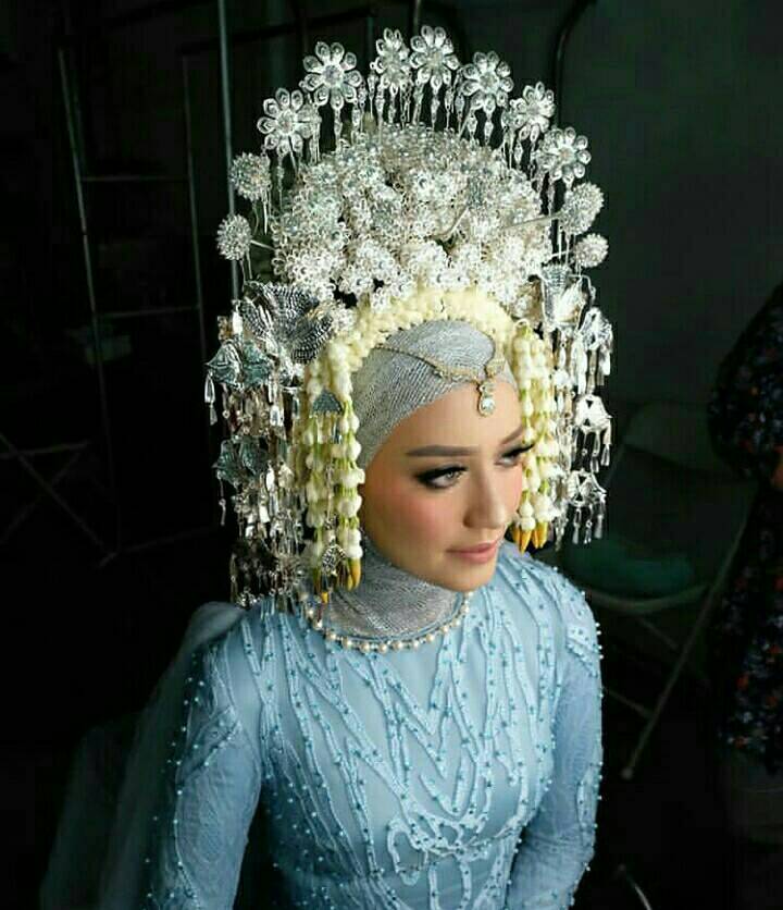 sanscouture's tweet photo. Lovely shades of ice blue and silver on this modern minang atire!

#sanscouture #sanscouturewedding #gele #owambe #asoebi https://t.co/yJyRHIjMkj