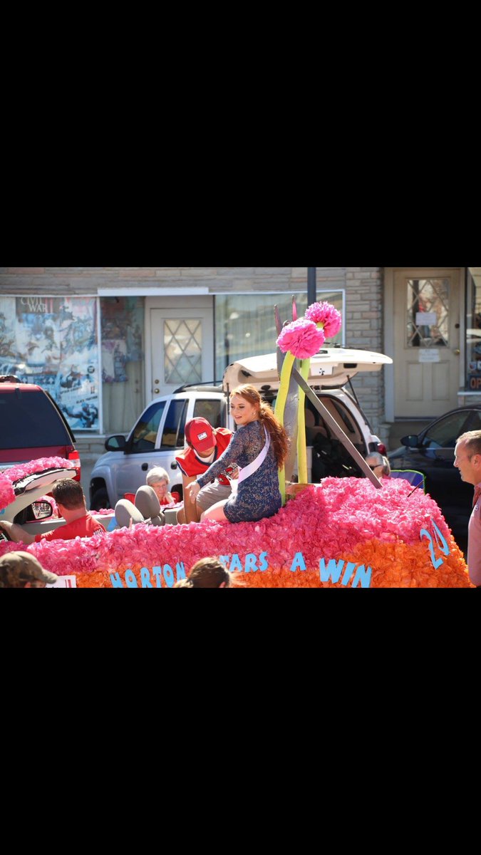 kerstonfurry's tweet photo. Thanks to everyone for making my last high school homecoming a dream 💙❤️👑 #queen2017 https://t.co/MSGqWLW9VQ