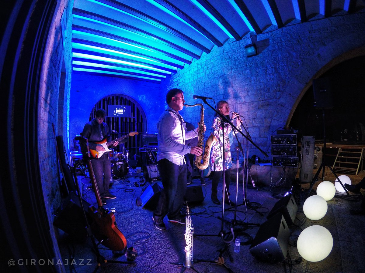 GironaJazz's tweet photo. Comença la nit amb el primer dels dos concerts: Martí Serra, sota les voltes de la Plaça dels Jurats. 🎷🎤🎶 @cultura_gi @girona_cat https://t.co/f91AU8Bw8R