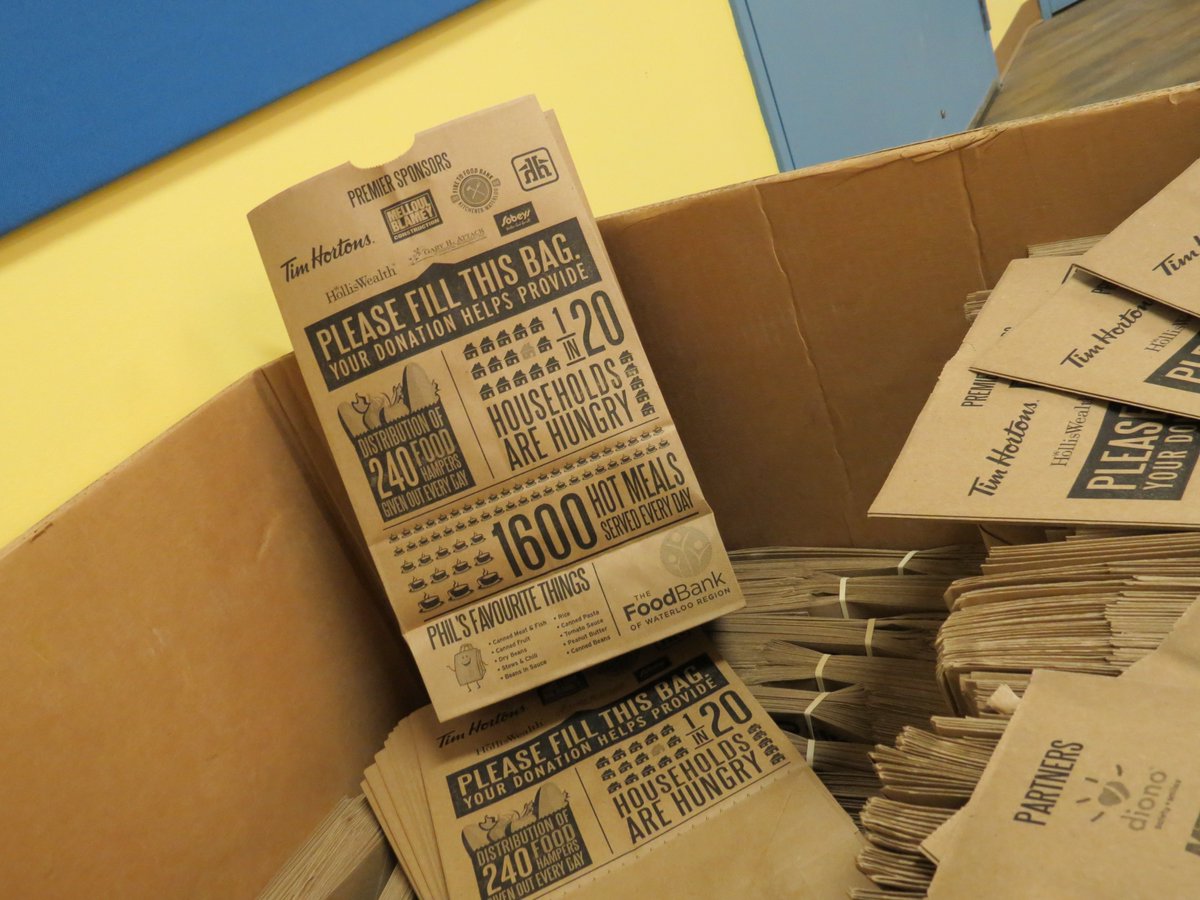 FoodBankWatReg's tweet image. Thank you @CSLC2017 student leaders from across Canada for your help kicking off our Fall #FoodDriveWR today, distributing food drive bags