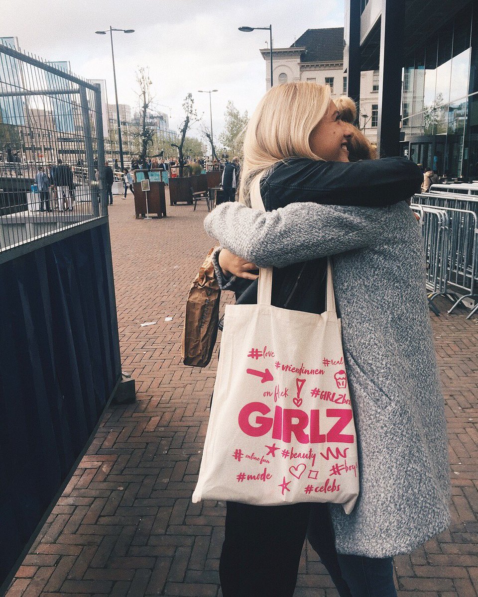 #XA17 #TP4Y #BestFans ( fans die naar Utrecht komen om alleen je idolen te kunnen zien 💗 ) <a href="/AmberDelil/">AMBER</a> 💗🙌🏻