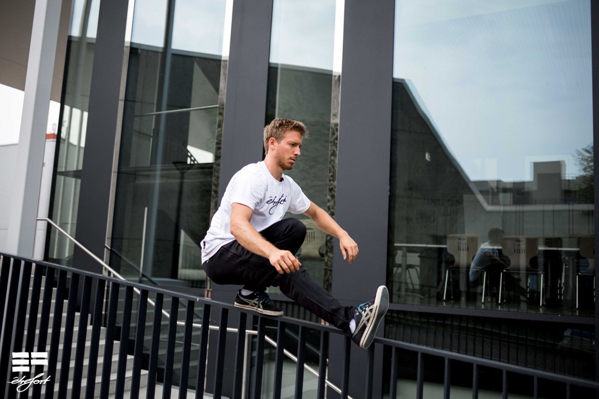 Our friend Andi Wöhle demonstrates great #balance and #control of #power!
#etrefort #parkour #parkourclothing #athleticclothing