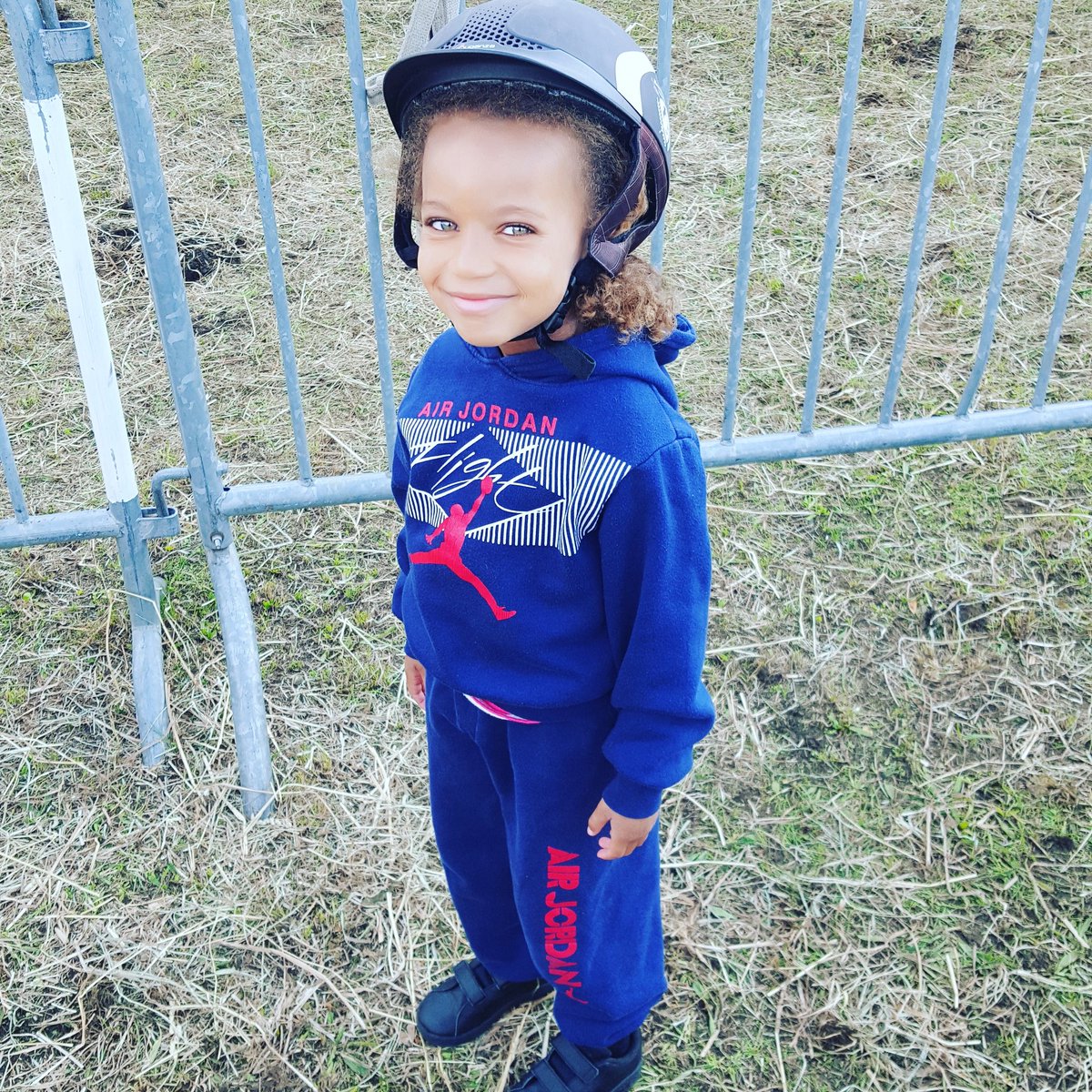 Mon bb qui va faire du poney