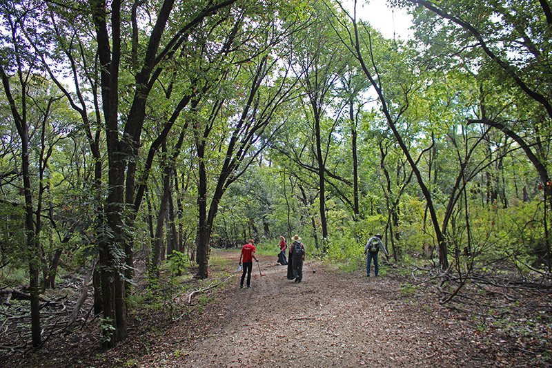 Ben_Sandifer's tweet photo. Cleanup on Trinity River in Dallas at Frasier Dam Recreation Area along new trails by #GroundworkDallas,  w/#REI for #NationalPublicLandsDay https://t.co/1s4faaT5S6