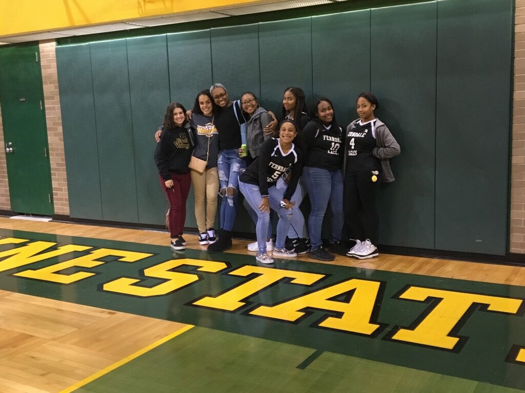 ferndalevb's tweet photo. A little team bonding watching🏐💗 @WayneStateVB https://t.co/qsWR4xUYFh