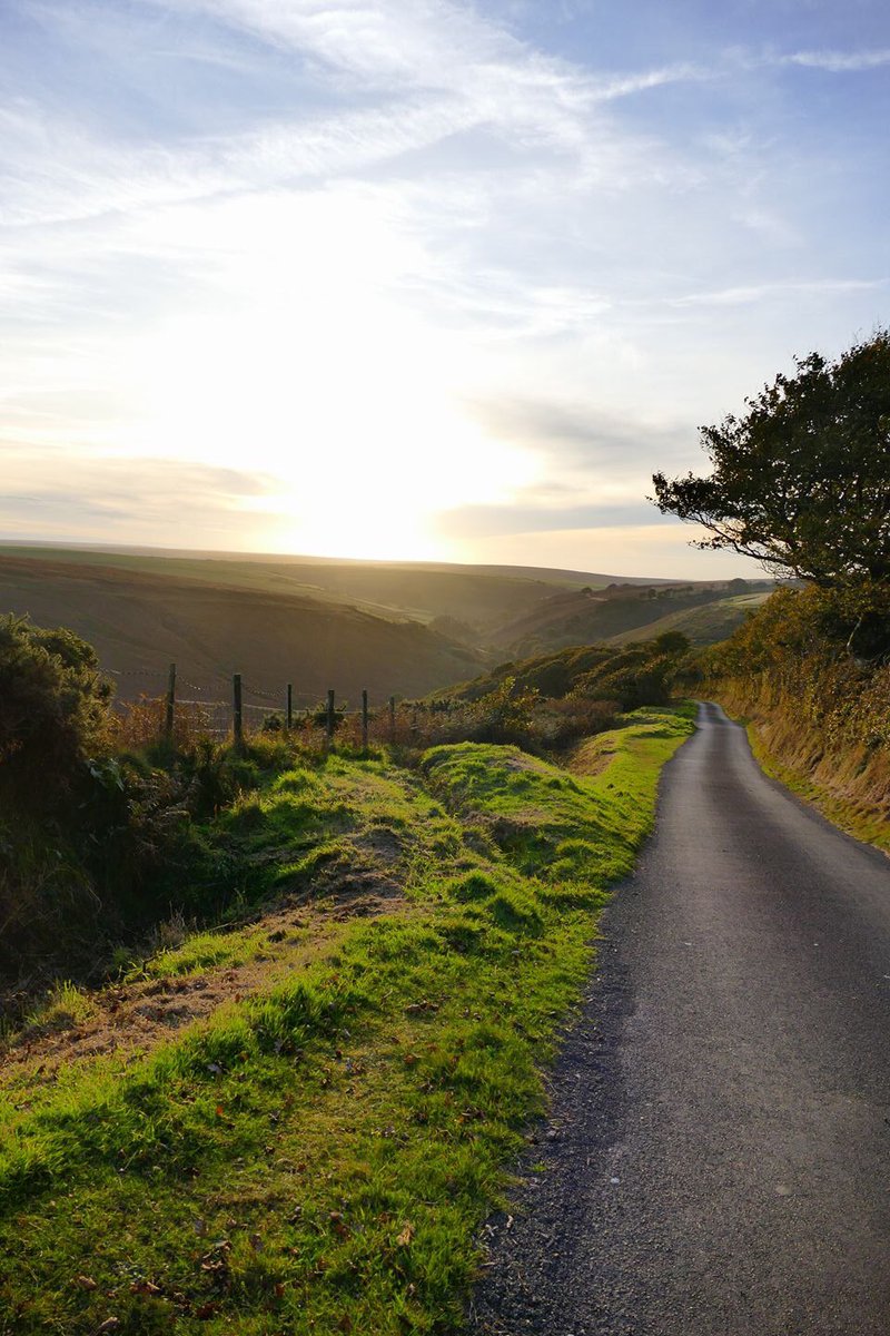 Autumn on #Exmoor is beautiful.
This view is towards #LornaDoone country - time seems to have stopped.
📷: #PaulyAllen