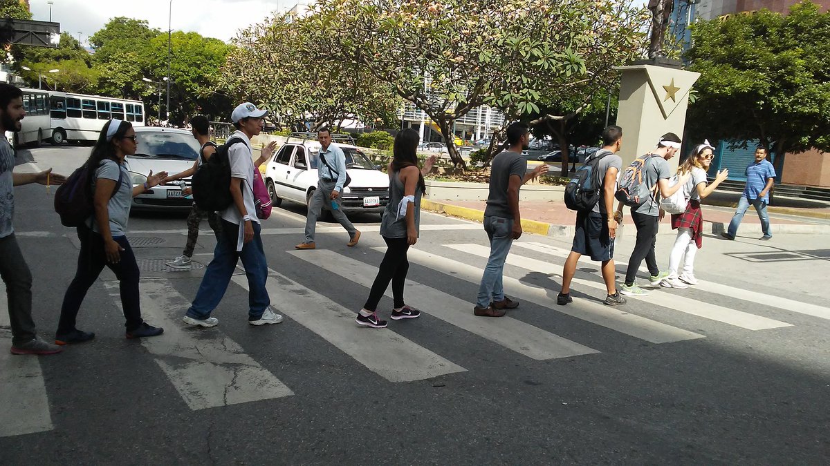 LuisMGonCast's tweet photo. Como los beatles en 3 municipios @futuropresente #Lidera9 #CaracasPresente https://t.co/b3pytX2M23