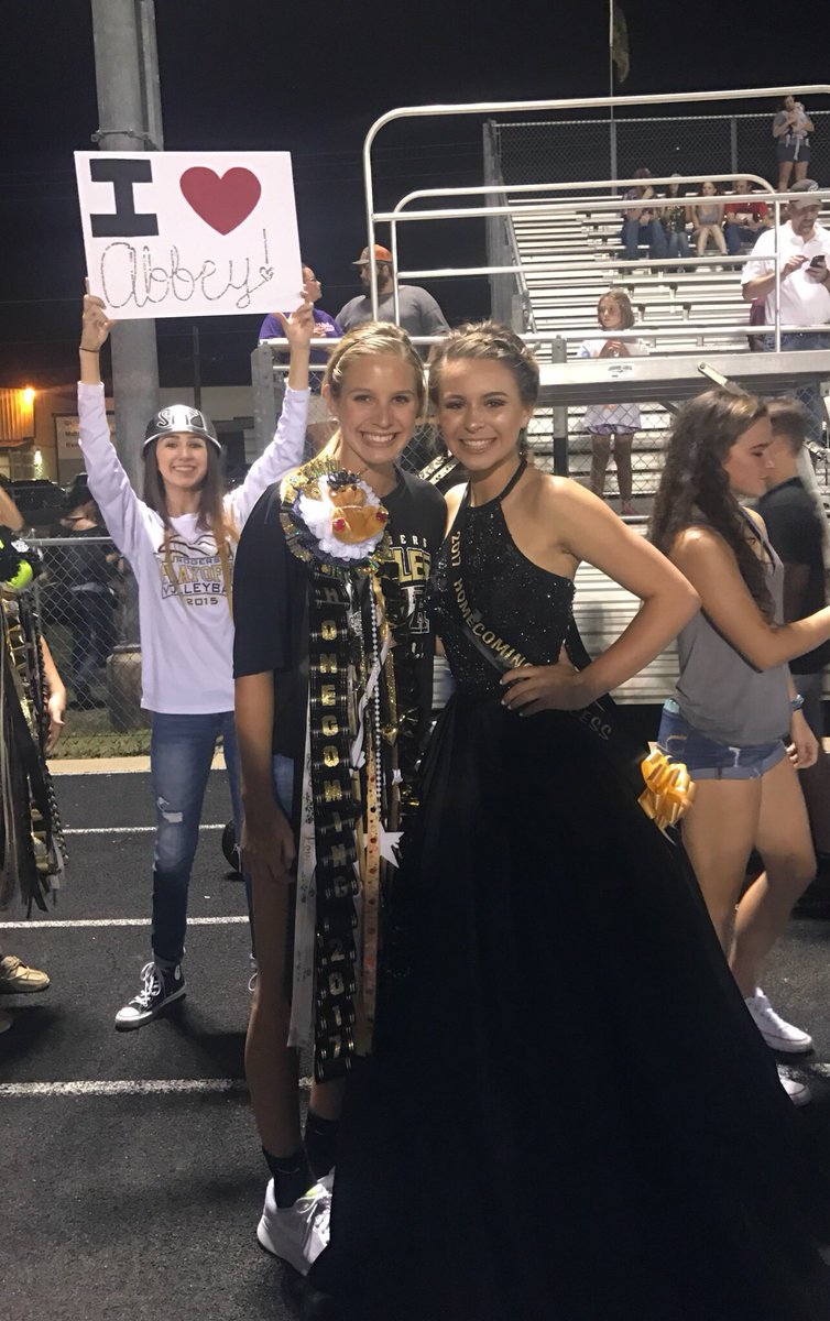 abbycb21's tweet image. LOOK HOW CUTE MY FRIENDS ARE !! #SeniorHoCo