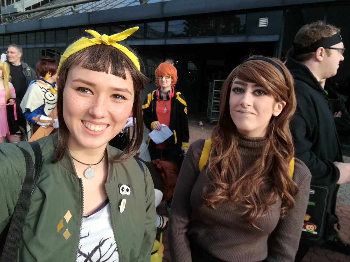 spiderjess_'s tweet image. The whole day as Amanda and I didn't see a single dad #mcmGLA17 did bump into my fave wine mom tho #dreamdaddy