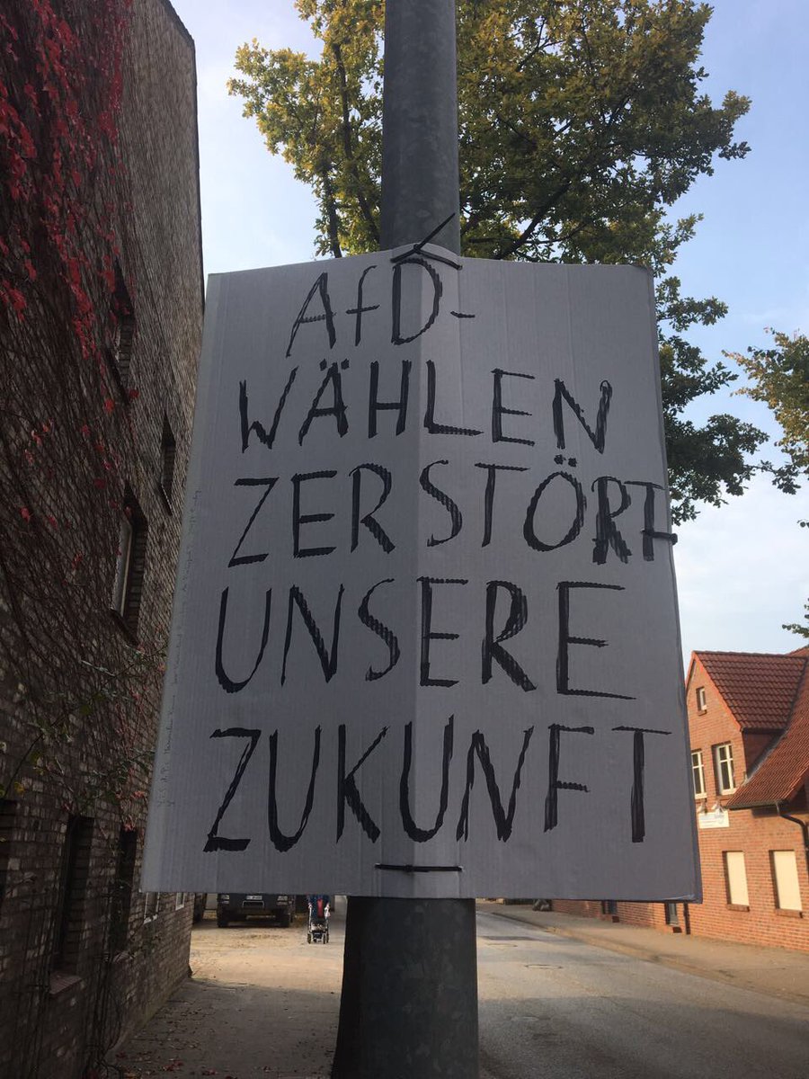 In Wedel bei Hamburg hat jemand kurz vor Schluss schnell noch ein etwas anderes Wahlplakat aufgehängt #AfD