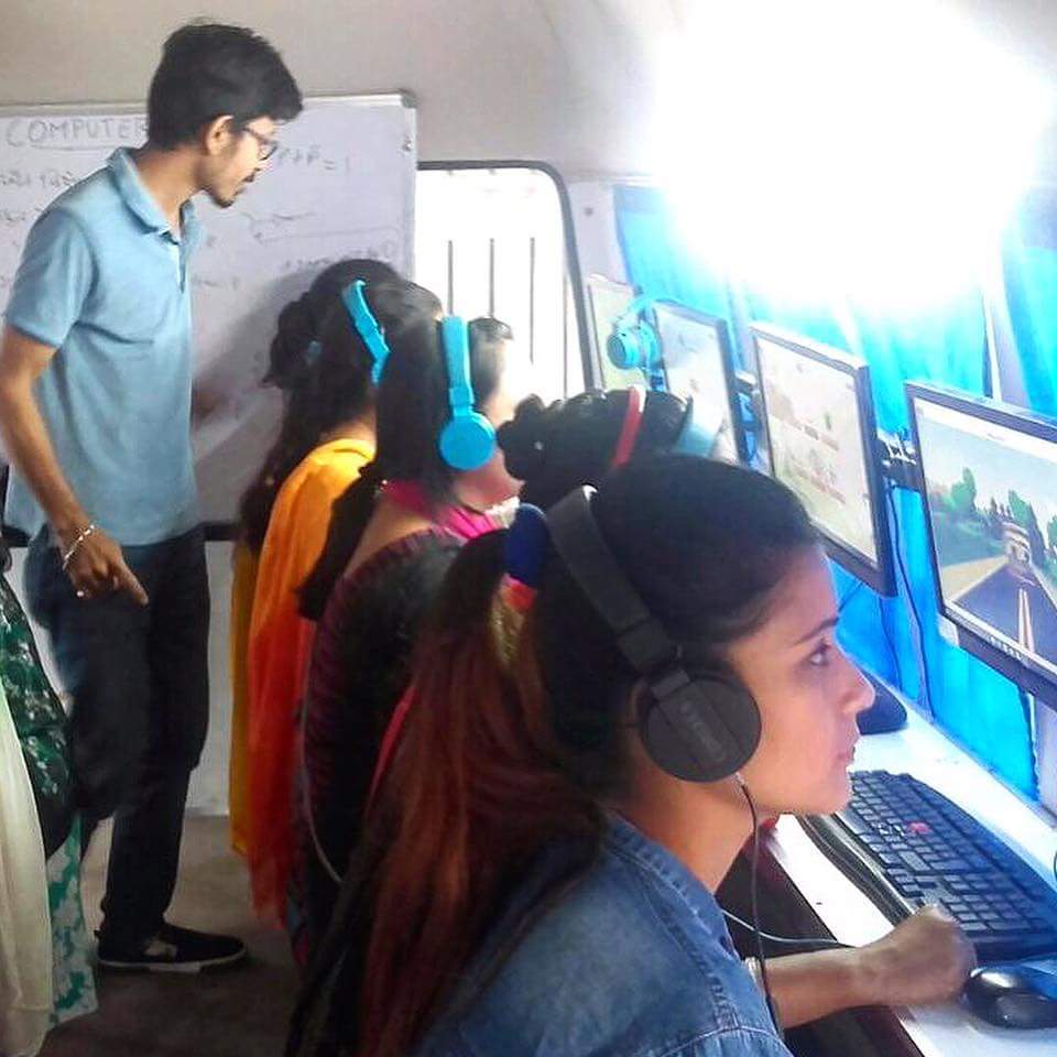 AasraaTrust's tweet photo. Technology increases student achievement; effective use of #ComputerAidedLearning has improved learning outcomes; #teachers trained too https://t.co/l0OcOKZHcG